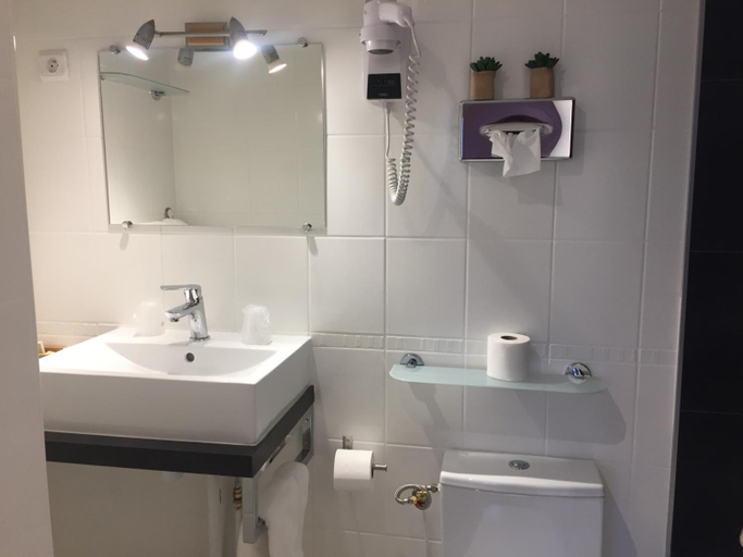 Bathroom 1, Hotel De L'oise, Oise