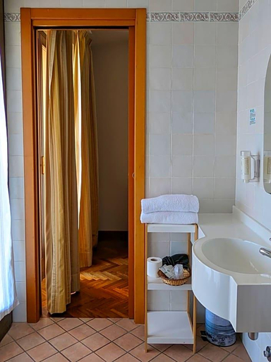 Bathroom 5, Hotel Del Sole, Frosinone