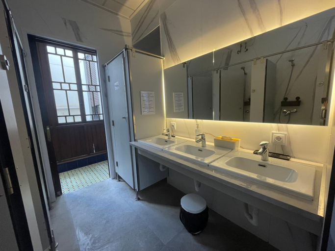 Bathroom 3, The Cathedral Hostel, Murcia