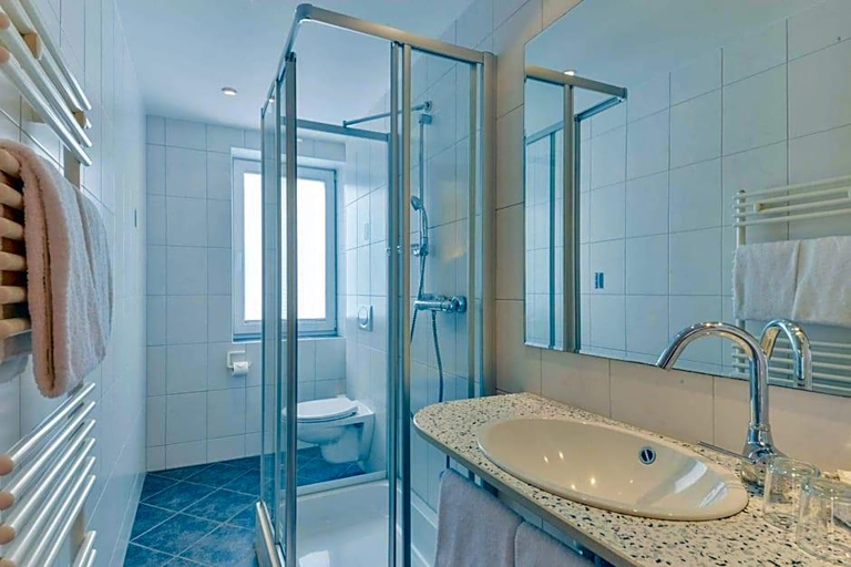 Bathroom 4, Hotel Peterhof, Alb-Donau-Kreis