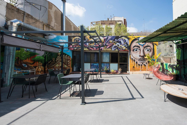 Food & Drinks 5, No Limit Hostel Graffiti, Barcelona