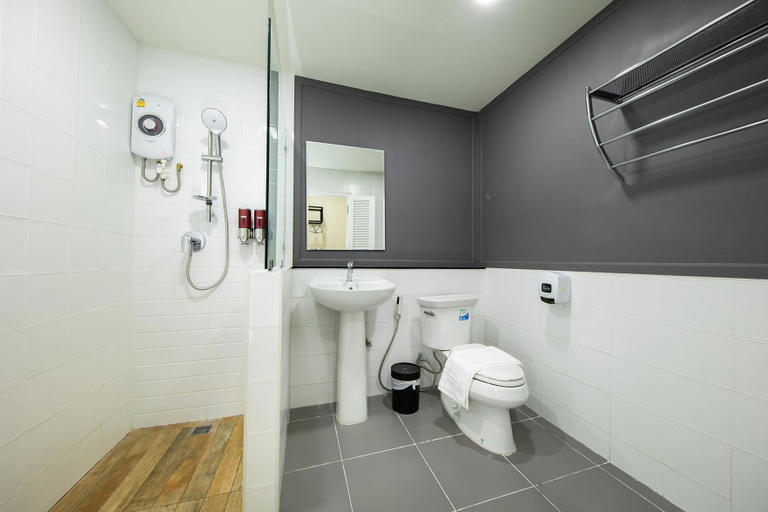 Bathroom 4, Tonngern Hotel, Muang Khon Kaen