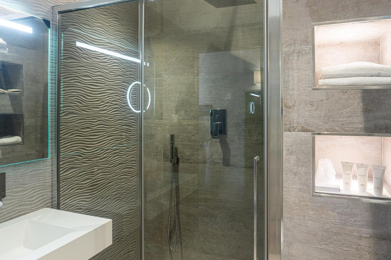 Bathroom 3, Hotel Kuma, Ferrara