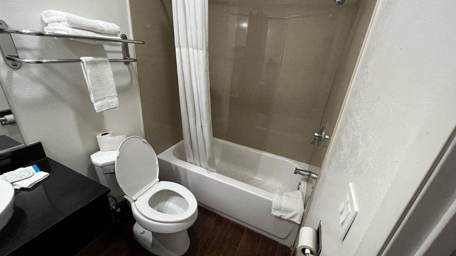 Bathroom 3, New American Inn and Suites, Orange