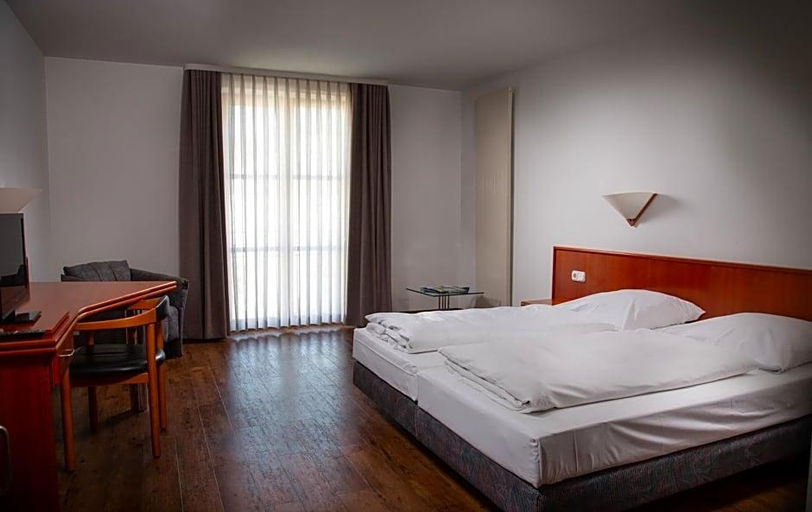 Bedroom 3, Altstadthotel Brauereigasthof Winkler, Neumarkt in der Oberpfalz