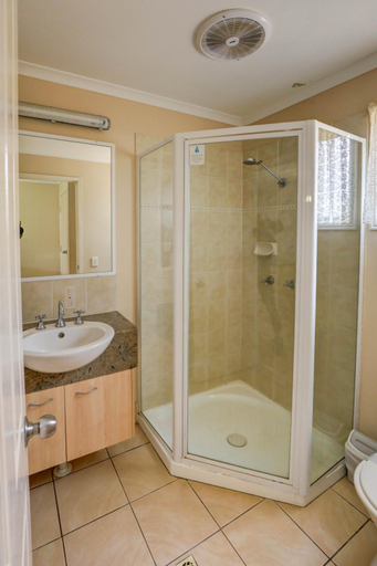 Bathroom, Tambo Mill Motel & Caravan Park, Tambo