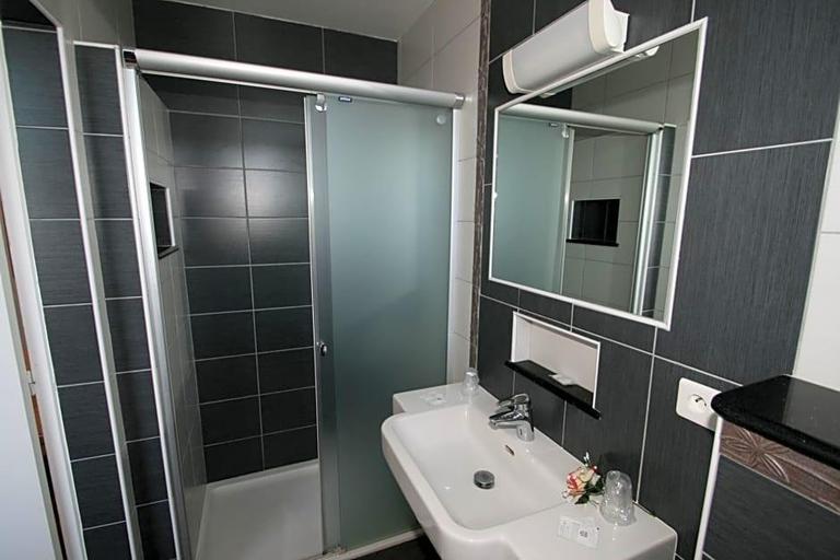 Bathroom 5, Hotel Uhainak, Pyrénées-Atlantiques