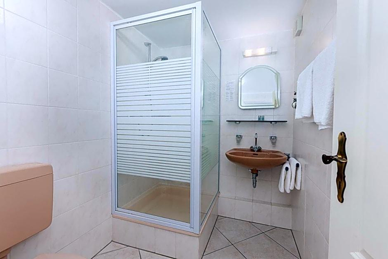 Bathroom 3, Hotel Landgasthof Hv Lzer, Unna