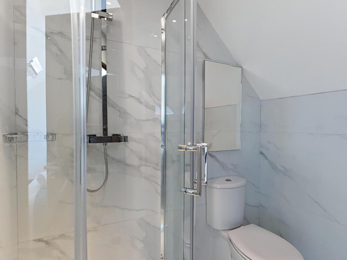Bathroom 4, The Arc Hotel, Sefton