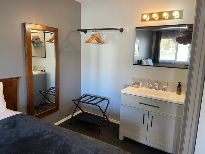 Others 4, Monashee Lodge, Columbia-Shuswap