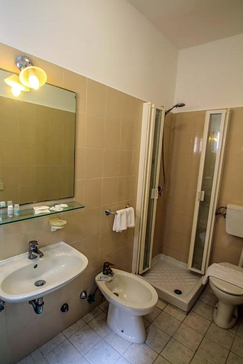 Bathroom 3, Hotel Bellavista, Latina