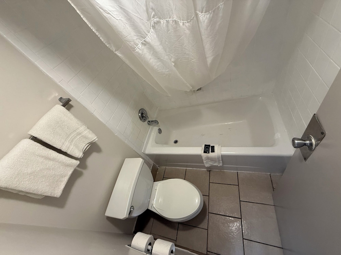 Bathroom 3, Southern Inn Manchester TN I 24, Coffee