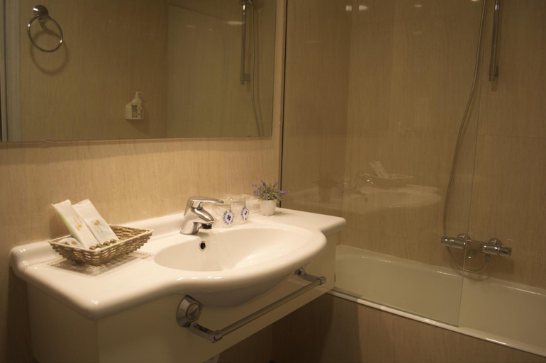 Bathroom 3, Ares Hotel, Zamora