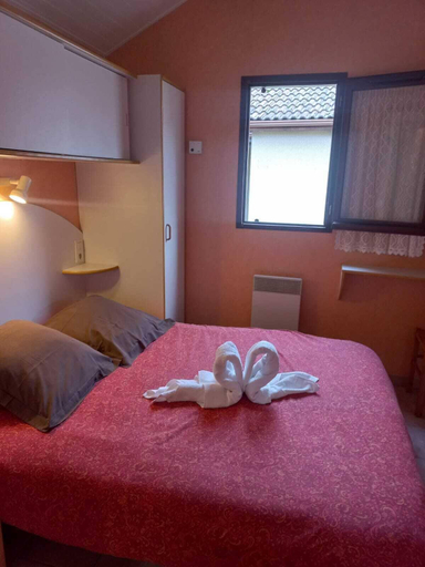 Bedroom 5, Jardins du Castel Gîtes Annick et J-Paul, Isère