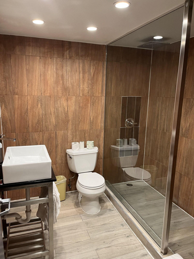 Bathroom 4, Essence Express Wayne, Passaic