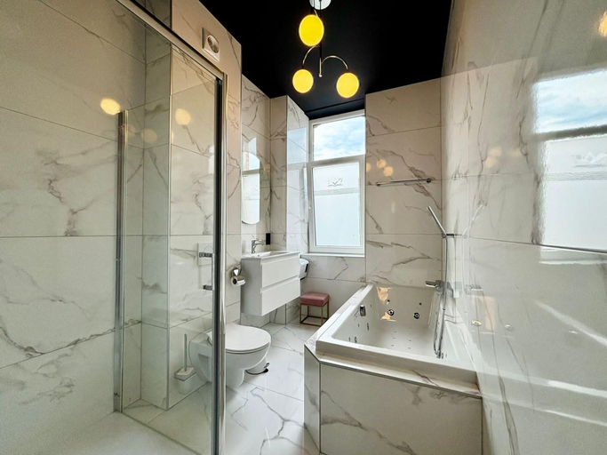 Bathroom 4, Maison Du Roi, Liège