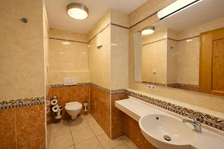 Bathroom 5, Villa Viktoria 1 - Apartments - City Center, Ingolstadt