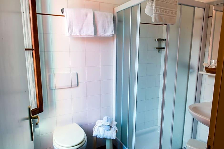 Bathroom 4, Locanda Solagna, Belluno