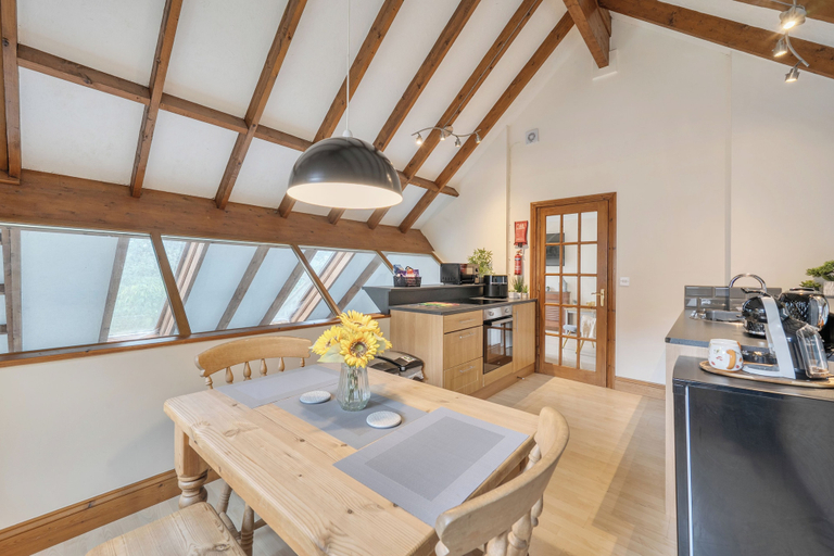 Dining 3, 2-bed - Sleeps 4 - Parking & Ev Charging, Cornwall