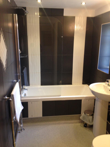 Bathroom 4, The Elephant & Castle Hotel, Powys