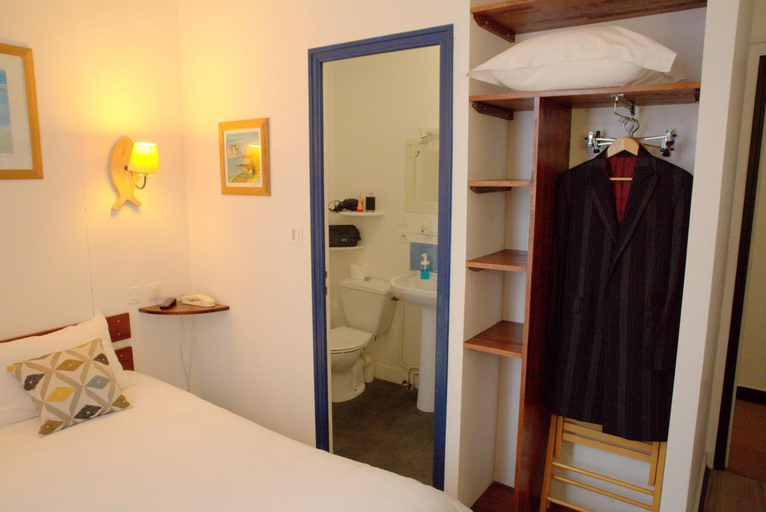 Bedroom 1, L'hôtel De Loctudy, Finistère
