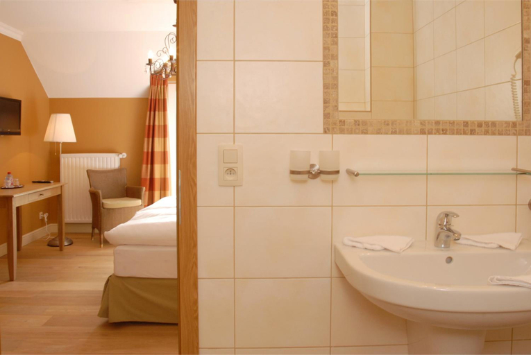 Bathroom 3, Hotel Eifelland, Liège