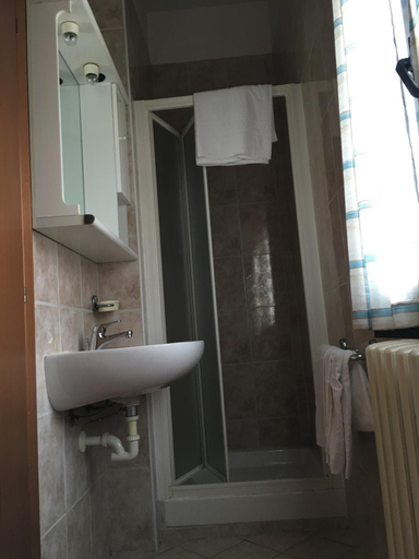 Bathroom 3, Hotel Cinzia, Modena