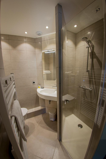 Bathroom 3, Hotel Le Pont Neuf, Aveyron