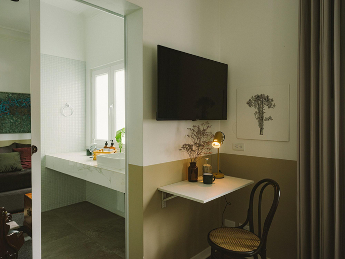 Room 5, Fausto, Lima