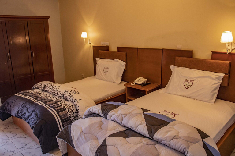 Room 3, Fono Ha Tel, Mefou et Afamba