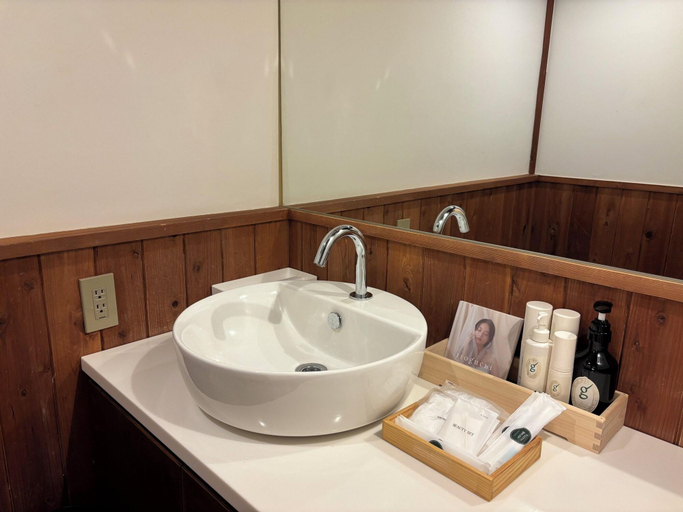 Bathroom 3, Travel Stop UNNOWA, Tōmi