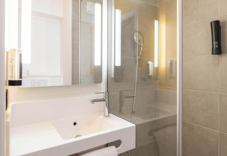 Bathroom 5, B&B HOTEL Massieux Genay, Rhône