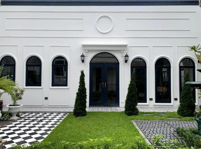 Exterior & Views