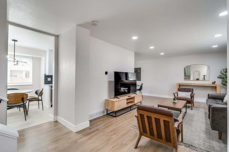 Room 5, @ Marbella - Modern 4-br Retreat Chef's Kitchen, Jefferson