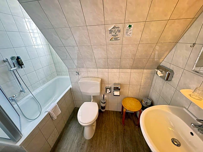 Bathroom 5, Aalreuse, Rostock