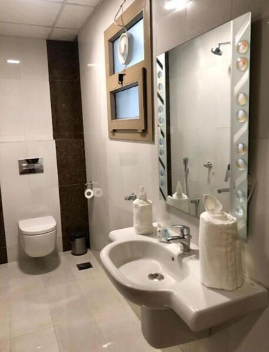 Bathroom 4, Weekdays Hotel, Bausher