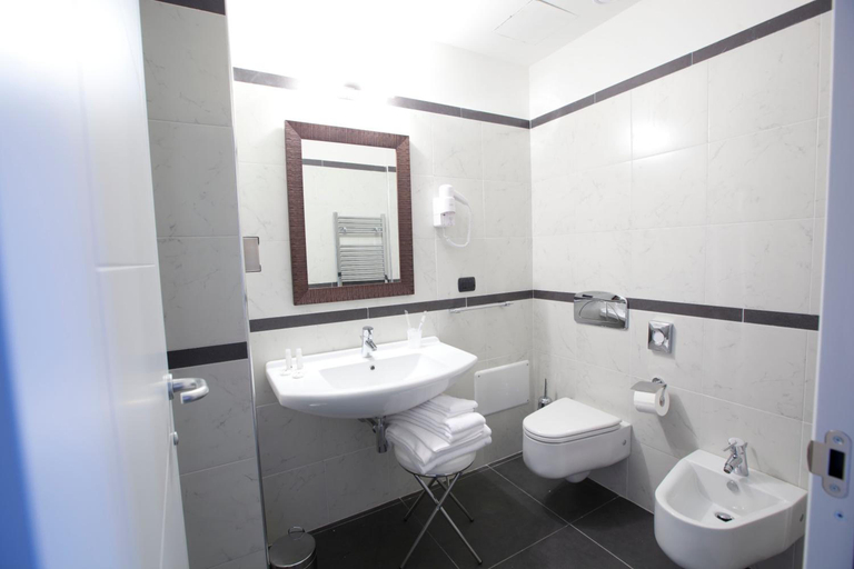 Bathroom 4, Hotel Eridano, Pavia