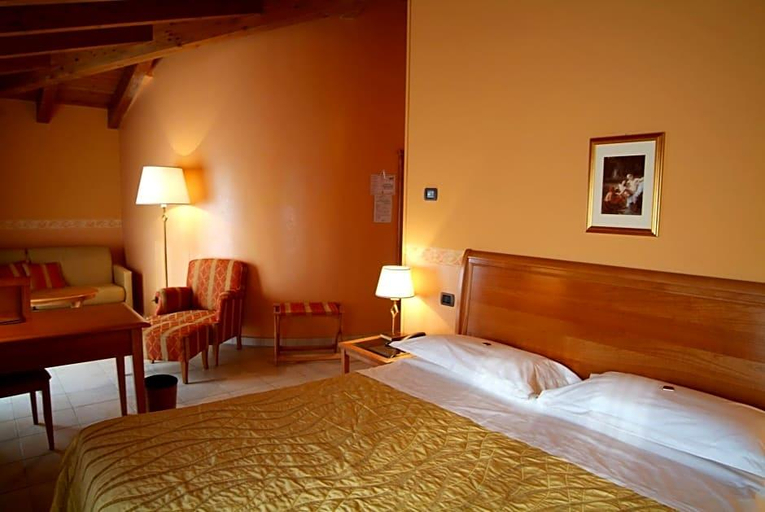 Bedroom 1, Hotel Ristorante Novecento, Mantua