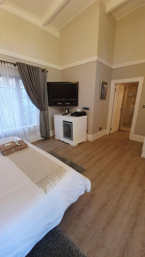 Bedroom 5, The Gallery, Chris Hani