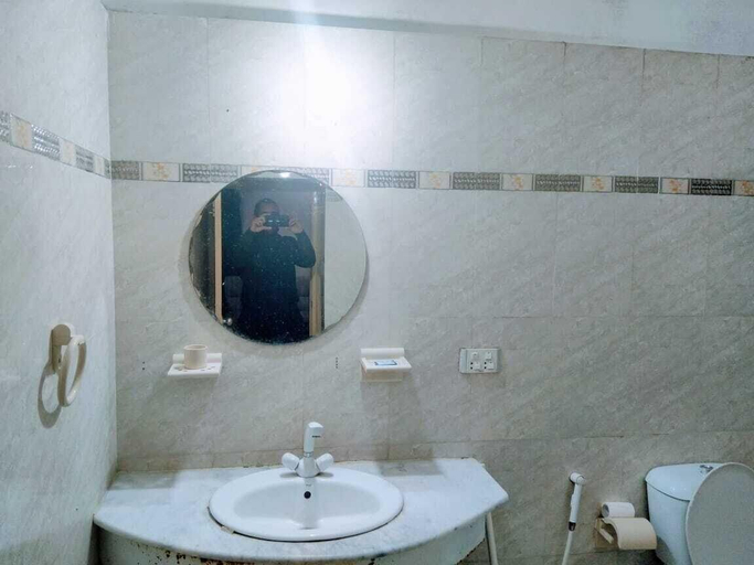 Bathroom 4, Pyramid International Guests House, Islamabad