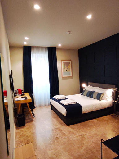 Room 5, De Manoel