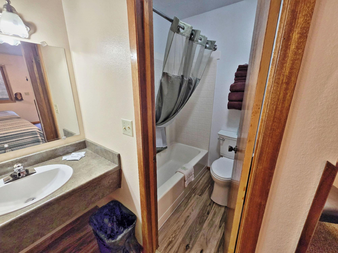 Bathroom 4, Cedar Wood Inn, Lawrence