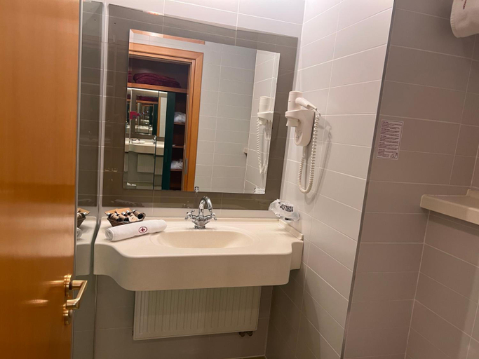 Bathroom 4, Hotel Jasmine, Brasov