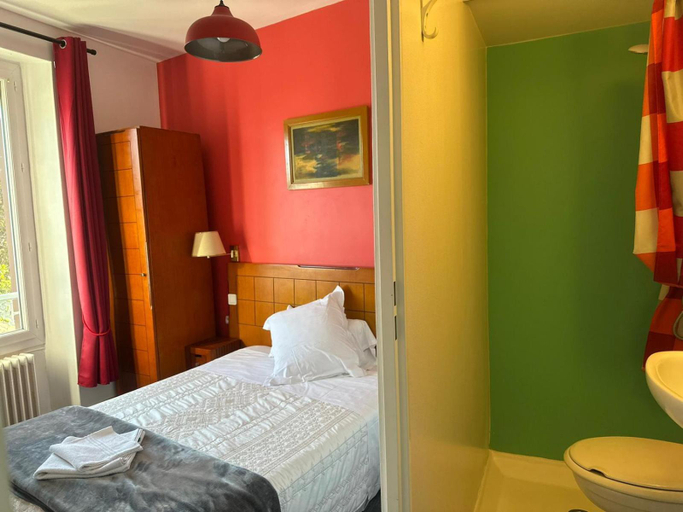 Bedroom 5, Le Mediterraneen Montargis, Loiret