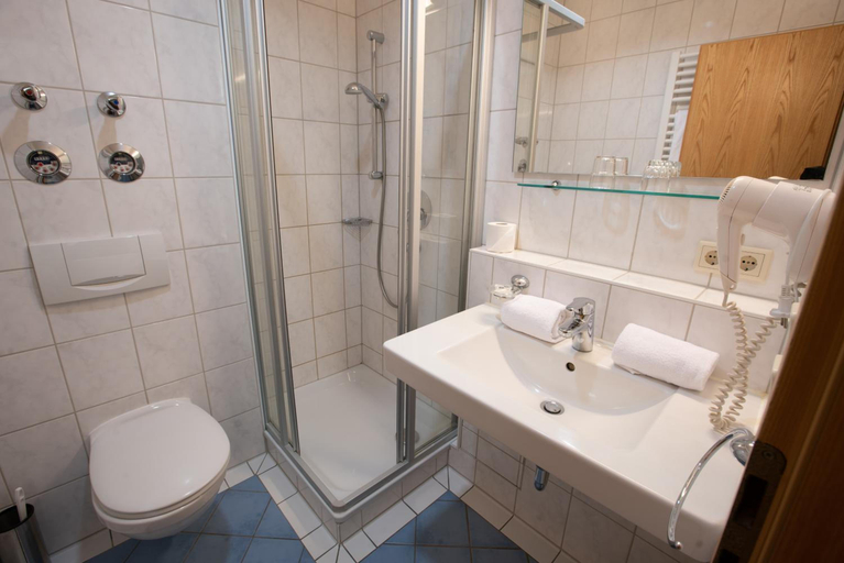 Bathroom 5, Appartement Hotel Finkenhof, Passau