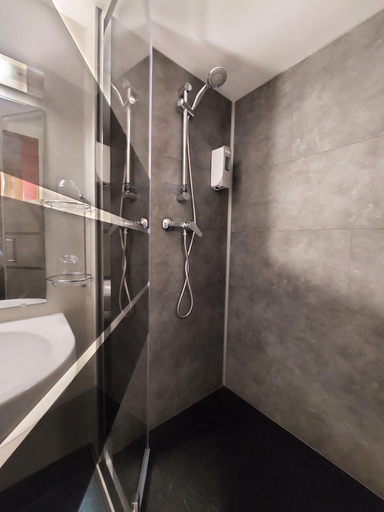 Bathroom 5, Auberge des Goubelins, Manche