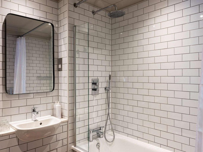 Bathroom 4, Dukes Head Hotel, London