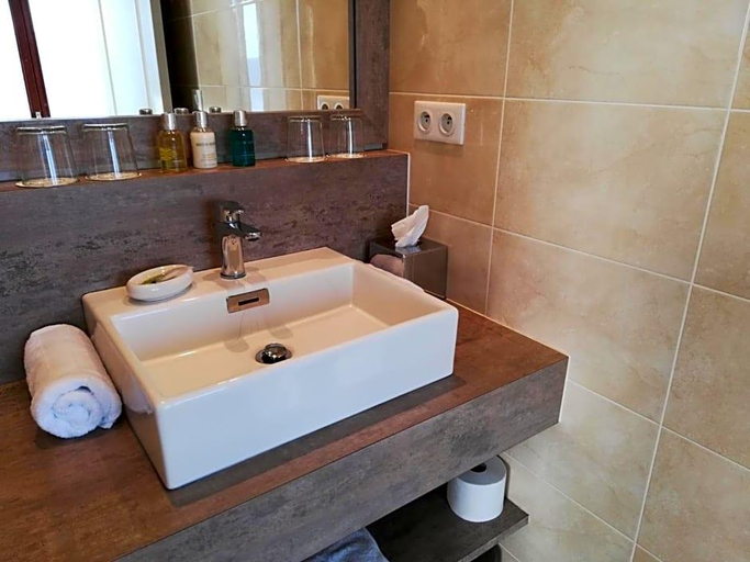 Bathroom 4, Hotel Le Lv Man, Haute-Savoie