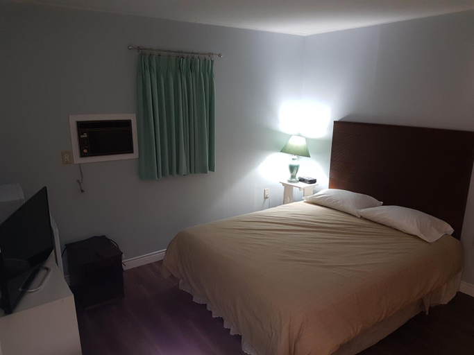 Bedroom 2, Pinecone Motel, Kings