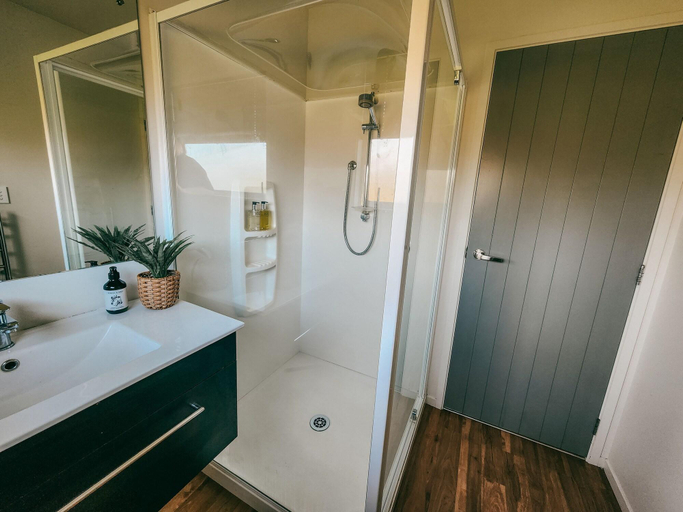 Bathroom 4, Lake Mahinapua Hotel, Westland